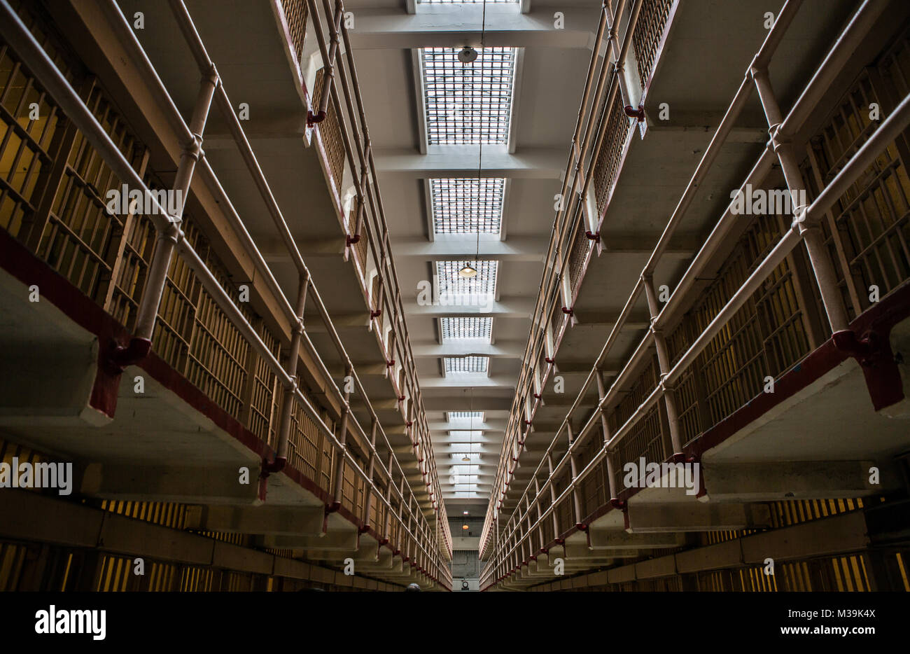 ALCATRAZ, Etats-Unis - 10 JUIN 2015 : couloir de la prison à l'intérieur du pénitencier d'Alcatraz, avec la rangée de chambres Banque D'Images