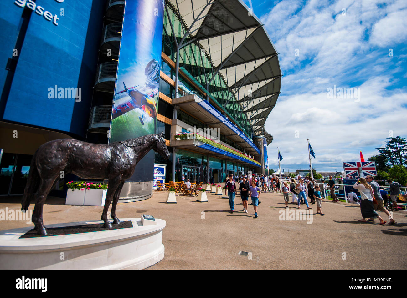 Statue en bronze de cheval de course Frankel à Ascot Racecourse.Sculpté par Mark Coreth. La tribune avec les gens. Les visiteurs Banque D'Images