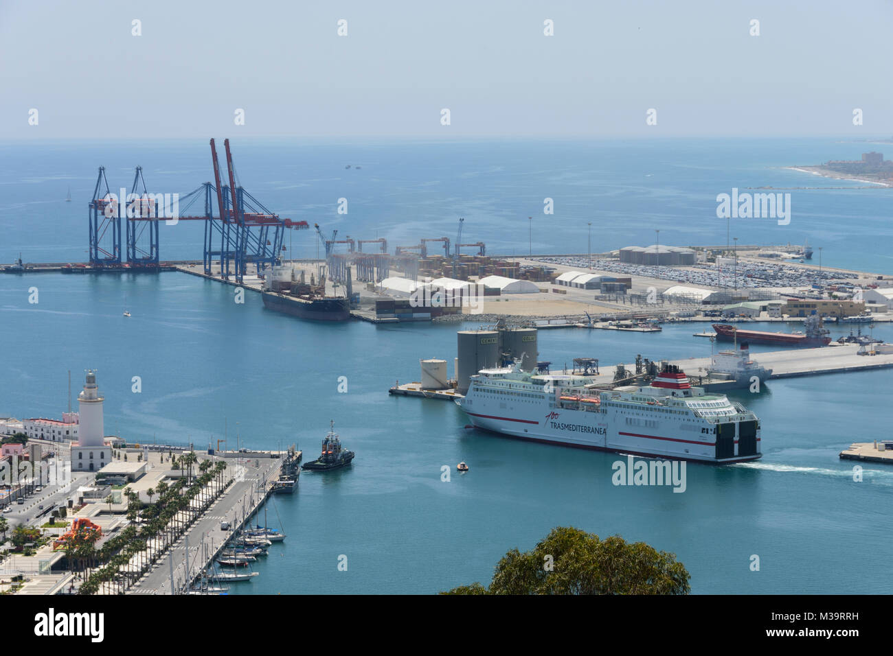 Roro navire quittant le port de Malaga, Andalousie, Espagne. Banque D'Images