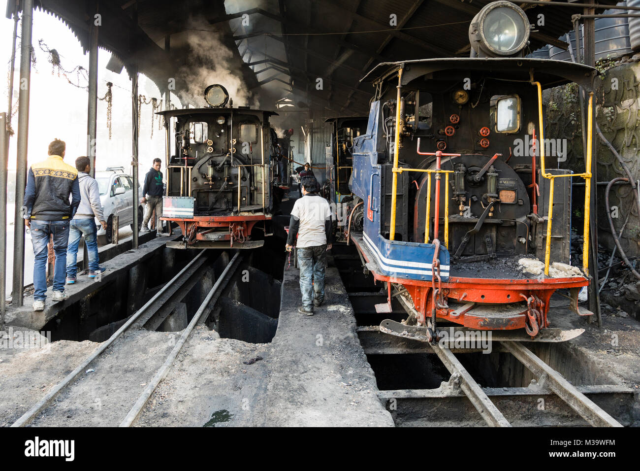 Darjeeling, Inde, le 3 mars 2017 : Préparer la locomotive à vapeur pour la route de Darjeeling à ghoom avec le célèbre petit train Banque D'Images