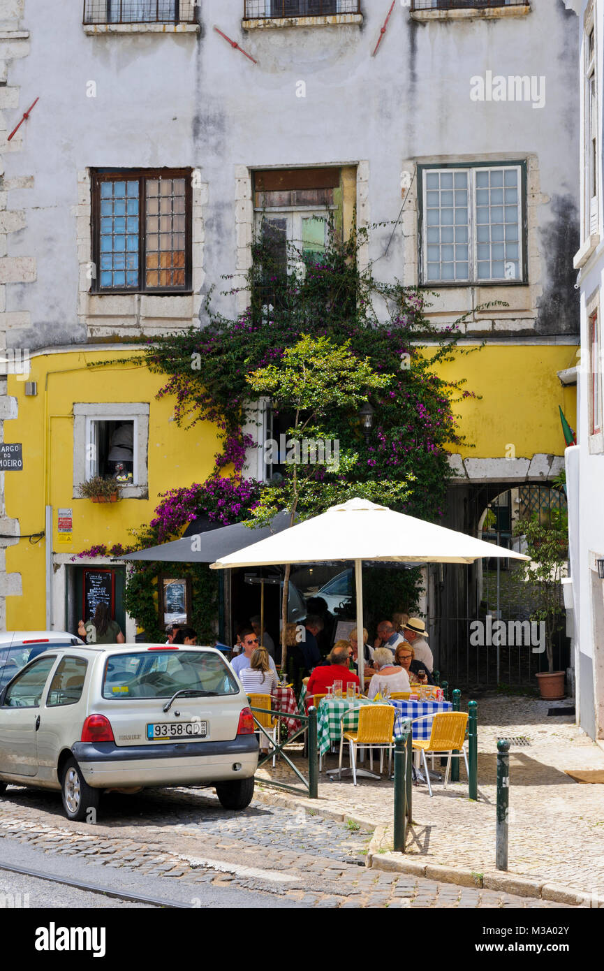 Les gens assis à l'extérieur d'un petit café, Lisbonne, Portugal Banque D'Images