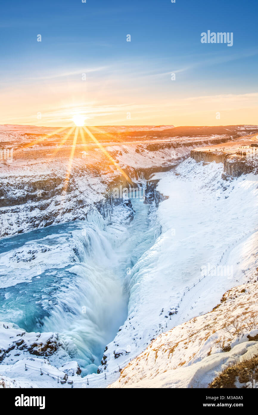 Lever du soleil d'hiver au-dessus de la cascade de Gullfoss, en Islande. Gullfoss est l'une des attractions de touristes les plus populaires en Islande. Banque D'Images