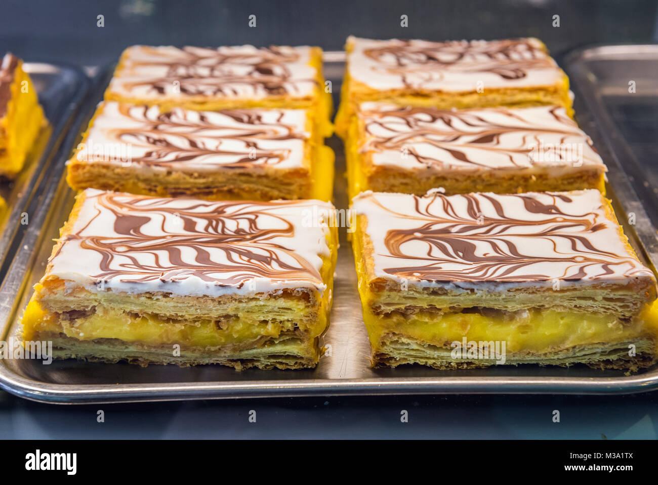 Mille-feuille feuilletée appelée Torre Bela Napoléon en pâtisserie dans Porto, deuxième ville du Portugal sur la Péninsule ibérique Banque D'Images