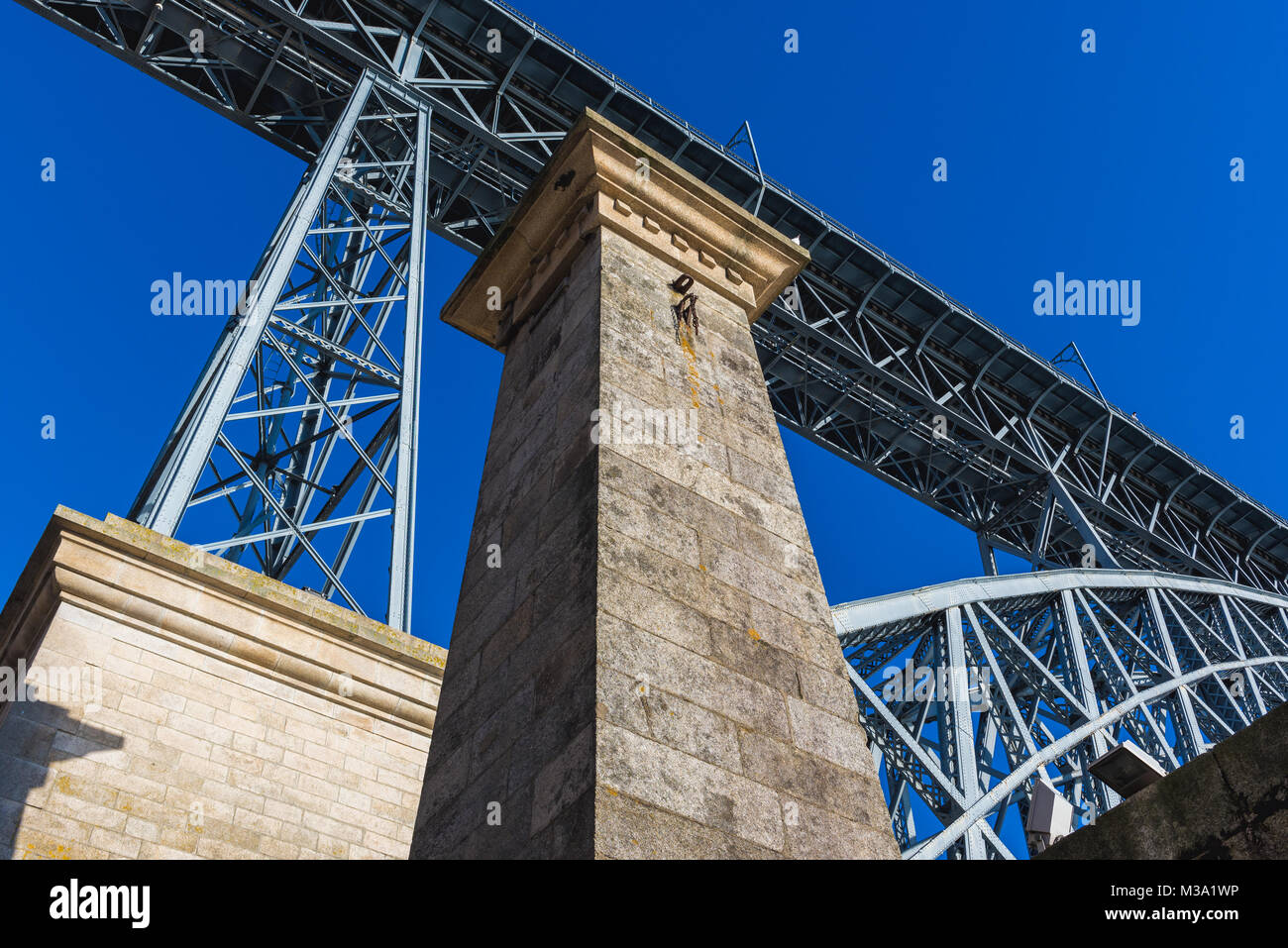 Vestiges de Pensil pont flottant à côté de Pont Dom Luis I dans la ville de Porto sur la péninsule ibérique, deuxième plus grande ville du Portugal Banque D'Images