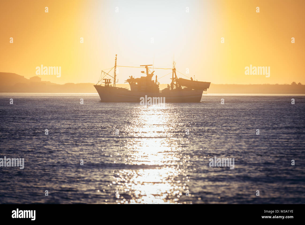 Bateau de pêche sur l'estuaire de la rivière Douro, dans la ville de Vila Nova de Gaia au Portugal Banque D'Images