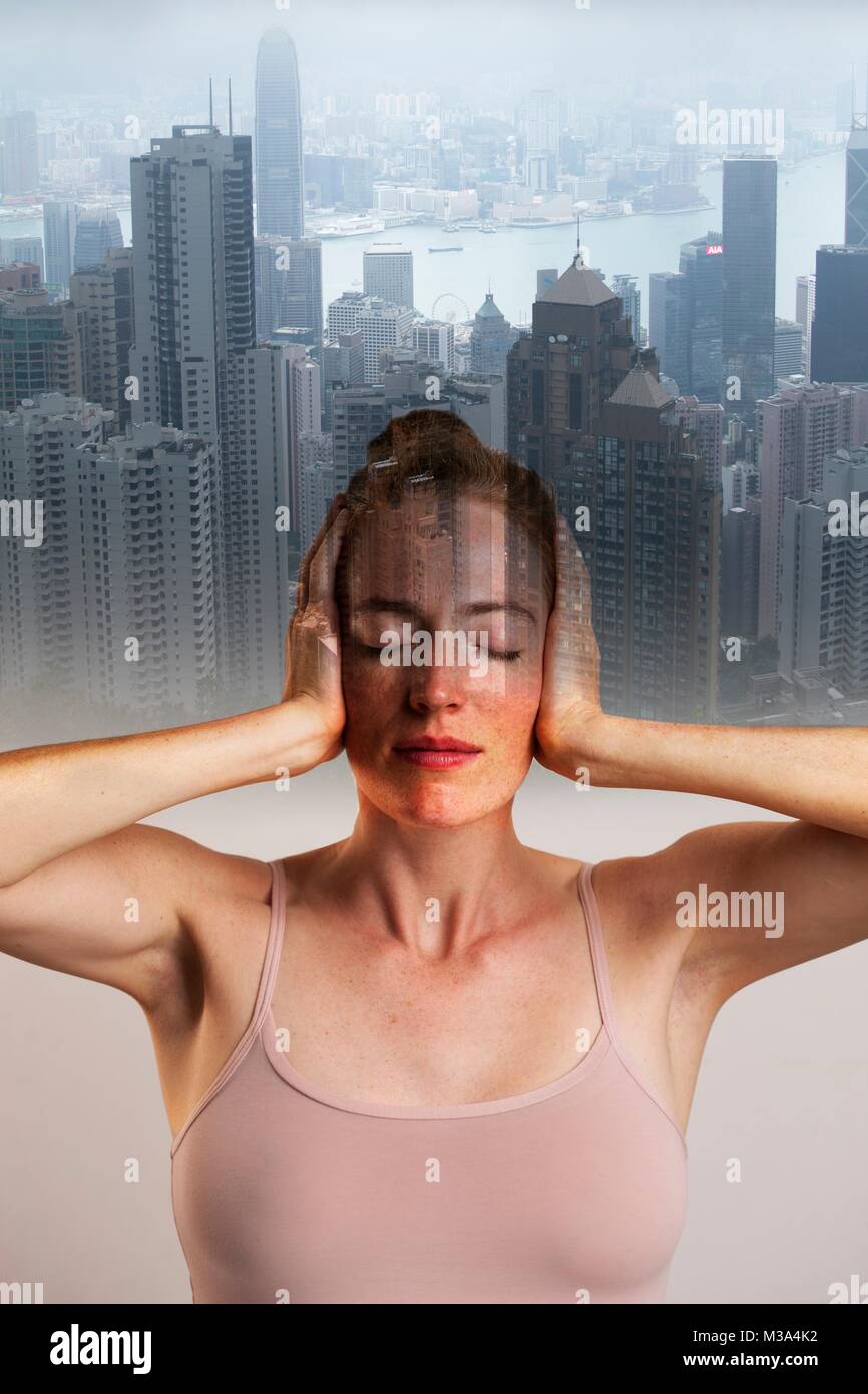 Parution du modèle. Conceptual composite image couvrant les oreilles, les yeux fermés contre fond de ville. Banque D'Images