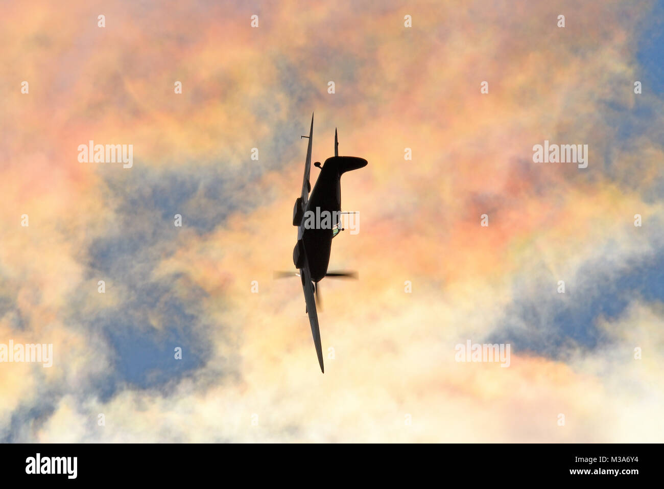 Spitfire volant sous l'iridescence cloud. La Seconde Guerre mondiale, deux chasseurs. Seconde Guerre mondiale avion. La diffraction de la lumière Banque D'Images