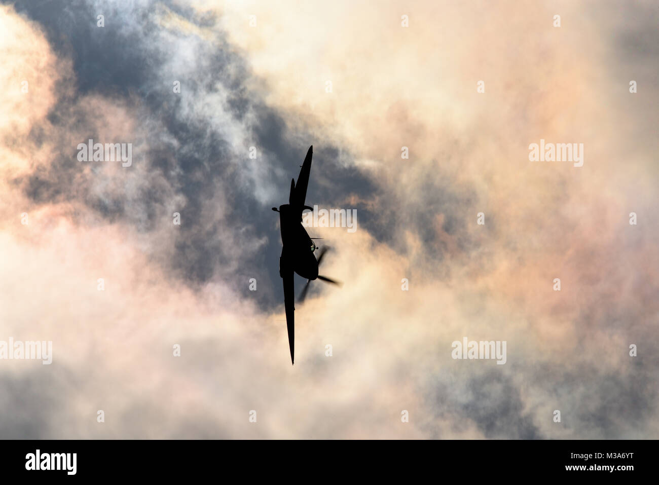 Spitfire volant sous l'iridescence cloud. La Seconde Guerre mondiale, deux chasseurs. Seconde Guerre mondiale avion. La diffraction de la lumière Banque D'Images