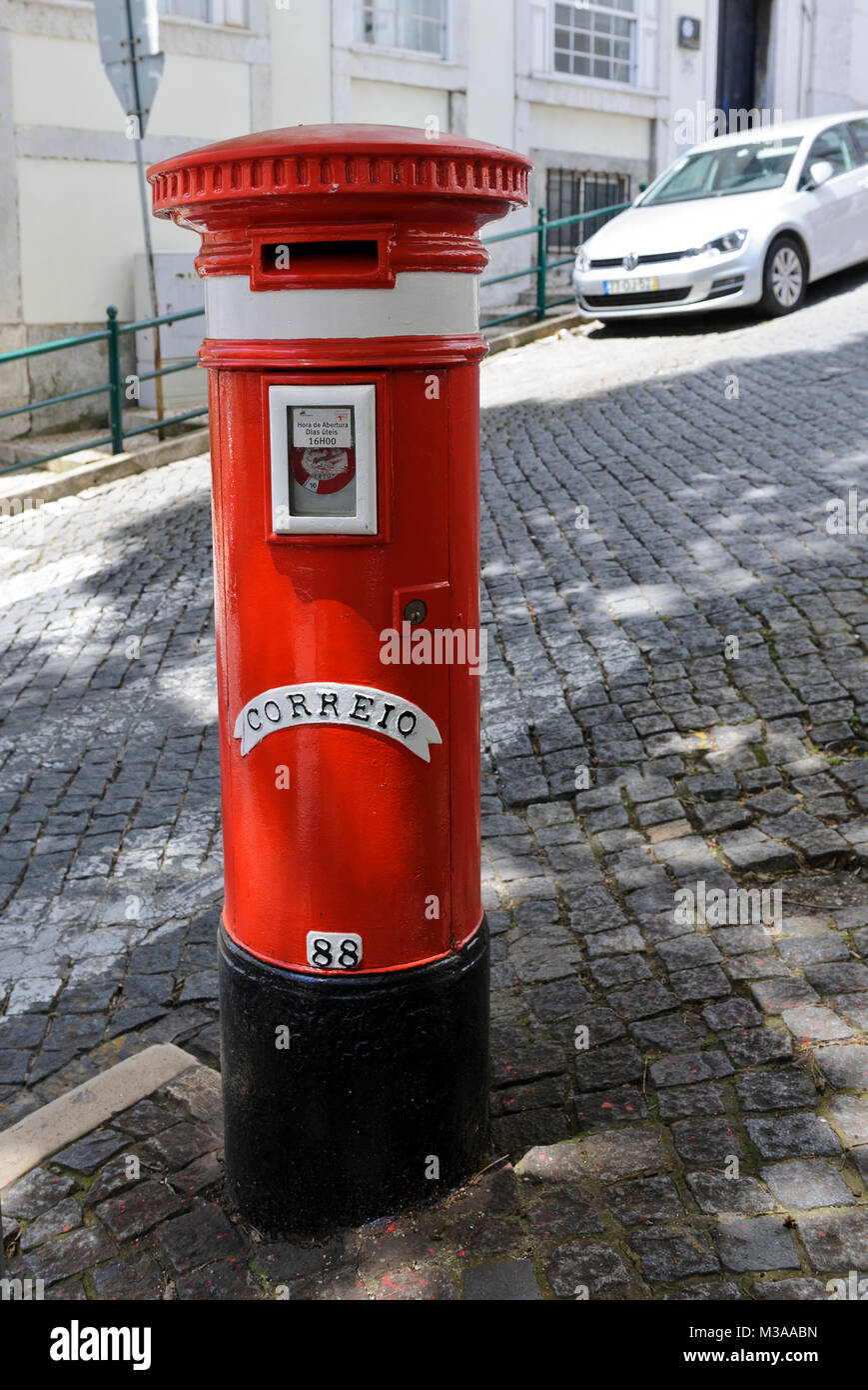 Boîte postale rouge verticale, Lisbonne, Portugal Photo Stock - Alamy