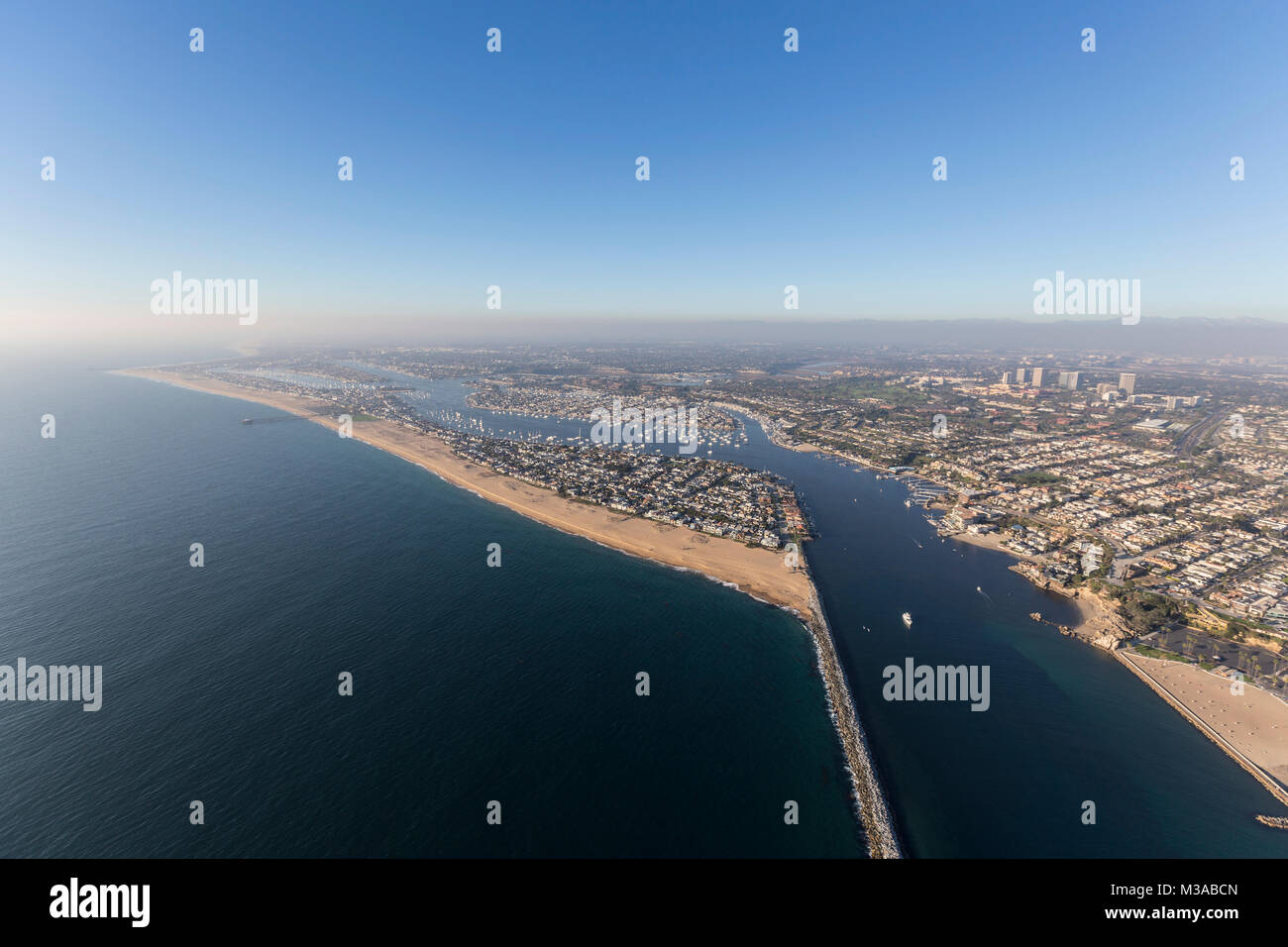 Vue aérienne de la plage de Newport Balboa Bay à Orange County, en Californie. Banque D'Images