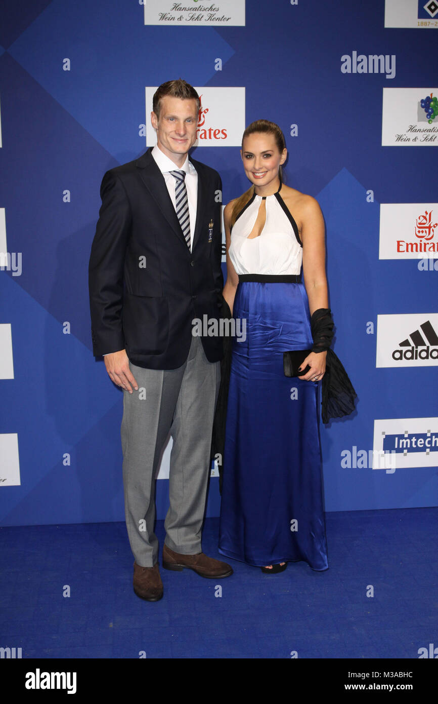 Marcell Jansen und seine Freundin Jacqueline Koester, Blauer Teppich zur  Gala des 125..Geburtstag des Vereins Sport Hamburger HSV an der O2 World,  Hambourg, 29.09.2012 Photo Stock - Alamy