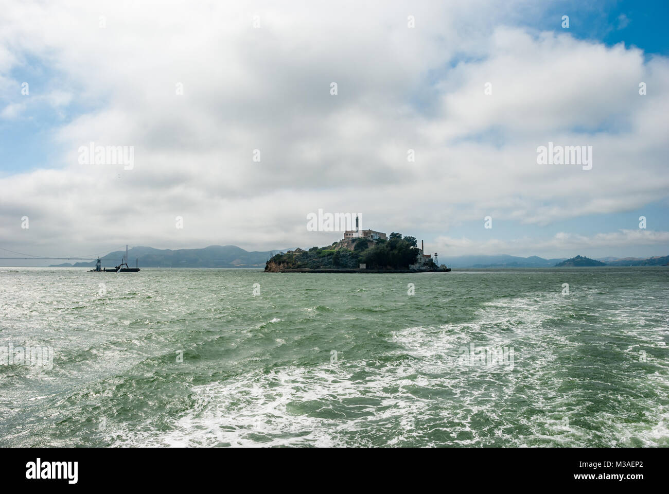 L'île d'Alcatraz Alcatraz, vues, le rock, la baie de San Francisco, vert d'eau et les nuages, une excursion en bateau, en Californie Banque D'Images