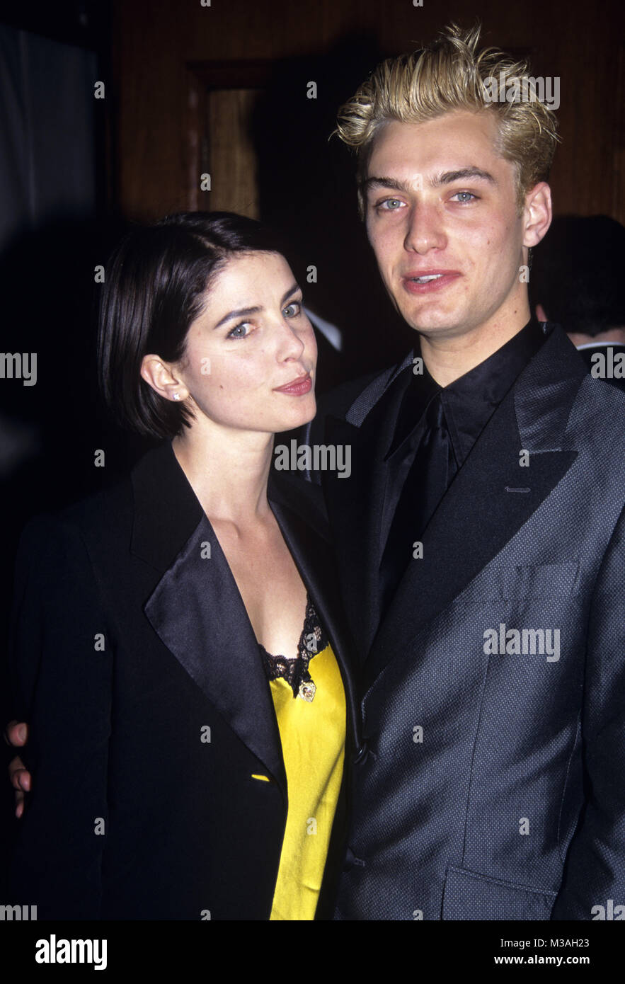 Jude Law et Sadie Frost a photographié à la soirée d'ouverture de 'indiscrétions' au Barrymore Theatre, après travail à Tavern on the Green, New York le 27 avril 1995. Crédit : Walter McBride/MediaPunch Banque D'Images
