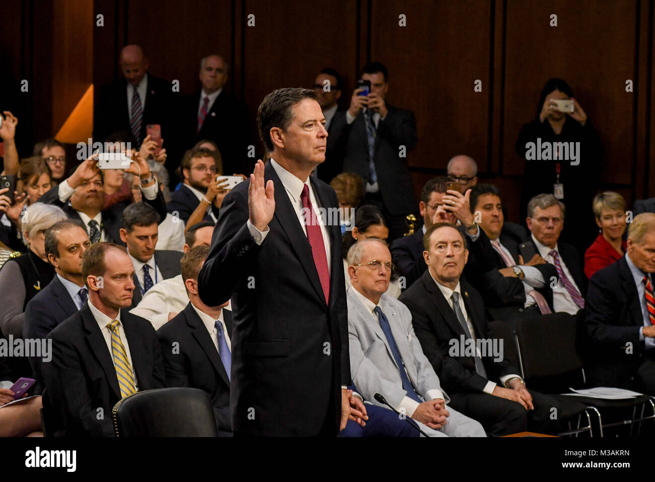 Washington DC, USA, 8 juin, 2017 L'ancien directeur du FBI James Comey est assermenté à l'audience du comité de renseignement du Sénat Banque D'Images