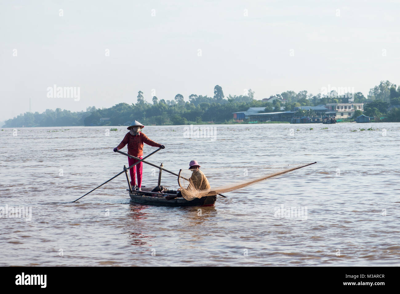 Les femmes vietnamiennes la pêche sur le Mekong, Vietnam Banque D'Images