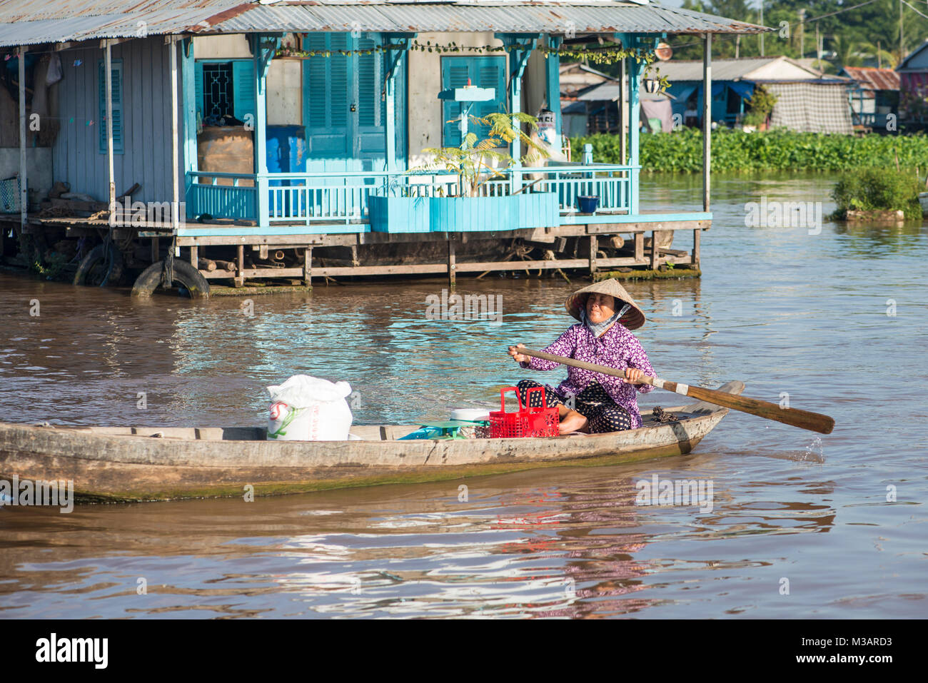 Une femme Vietnames bateau sur le Mekong, Vietnam Banque D'Images