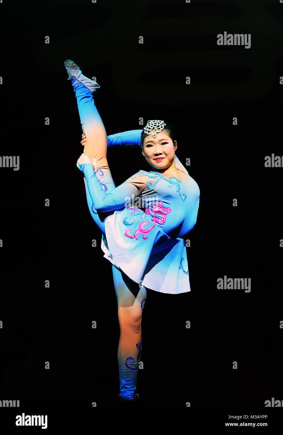 Halifax, Royaume-Uni. 9 Février, 2018. Une femelle avec acrobat Performing Arts et culture JinLong tour et leur spectacle du Nouvel An chinois dans l'année du Chien, Victoria Theatre, Halifax, 10 février 2018 (C)Barbara Cook/Alamy Live News Banque D'Images