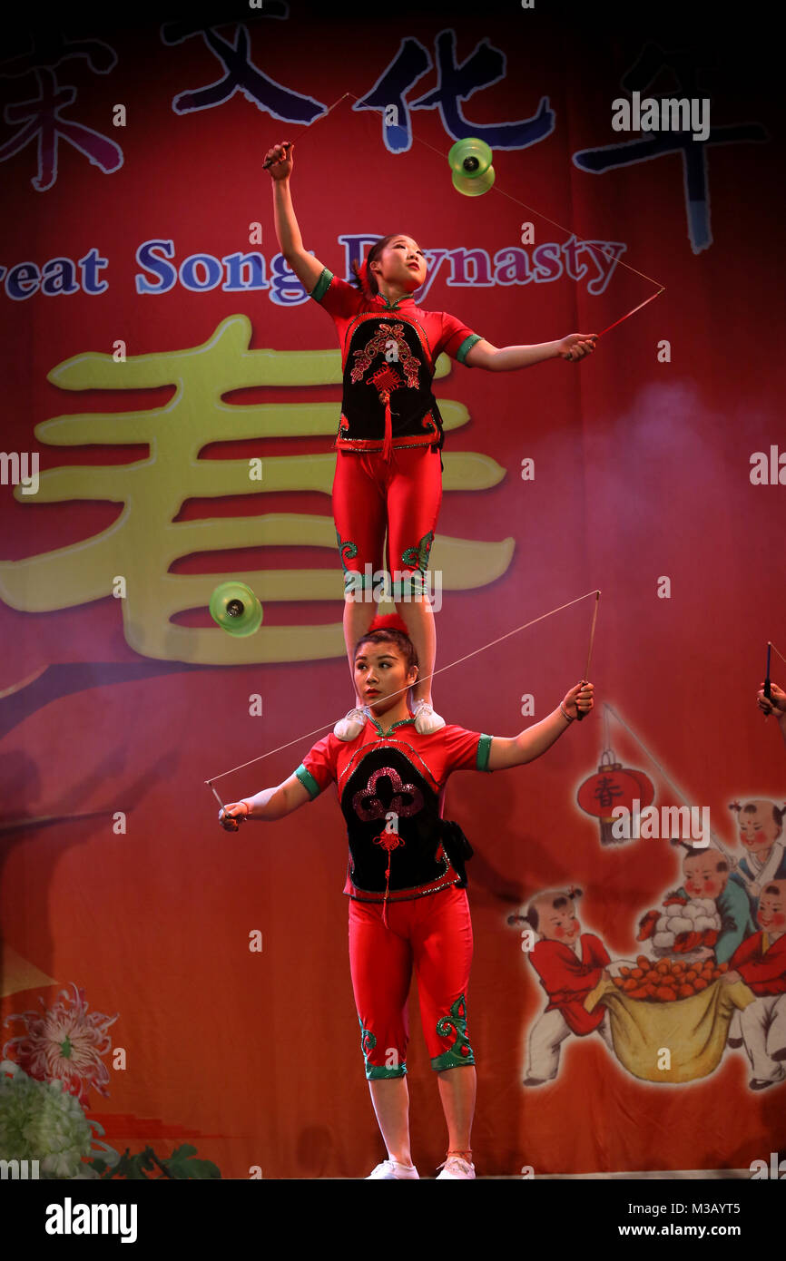 Halifax, Royaume-Uni. 9 Février, 2018. Un diabolo acrobatique avec le rendement de la Culture et des arts de JinLong tour et leur spectacle du Nouvel An chinois dans l'année du Chien, Victoria Theatre, Halifax, 10 février 2018 (C)Barbara Cook/Alamy Live News Banque D'Images