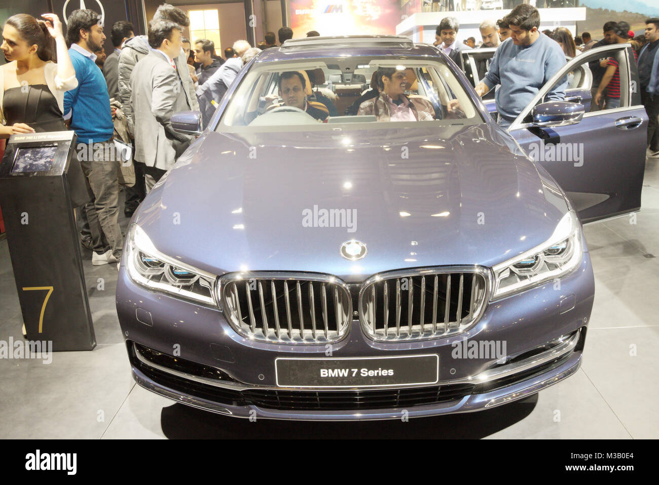 Greater Noida, Inde. 9e février 2018. Les visiteurs d'essayer de vous faire une impression de BMW 740 Li Signature DPE location sur l'affichage à l'Auto Expo 2018 à l'India Expo Mart à Greater Noida, Inde. L'Auto Expo est un événement biennal et se tiendra pendant 9 jusqu'au 14 février 2018. Credit : Karunesh Johri/Alamy Live News. Banque D'Images