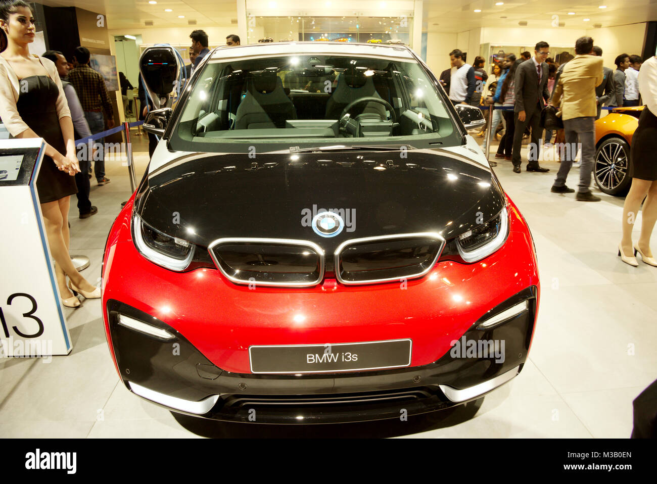 Greater Noida, Inde. 9e février 2018. BMW i3s voiture est sur l'affichage à l'Auto Expo 2018 à l'India Expo Mart à Greater Noida, Inde. L'Auto Expo est un événement biennal et se tiendra pendant 9 jusqu'au 14 février 2018. Credit : Karunesh Johri/Alamy Live News. Banque D'Images
