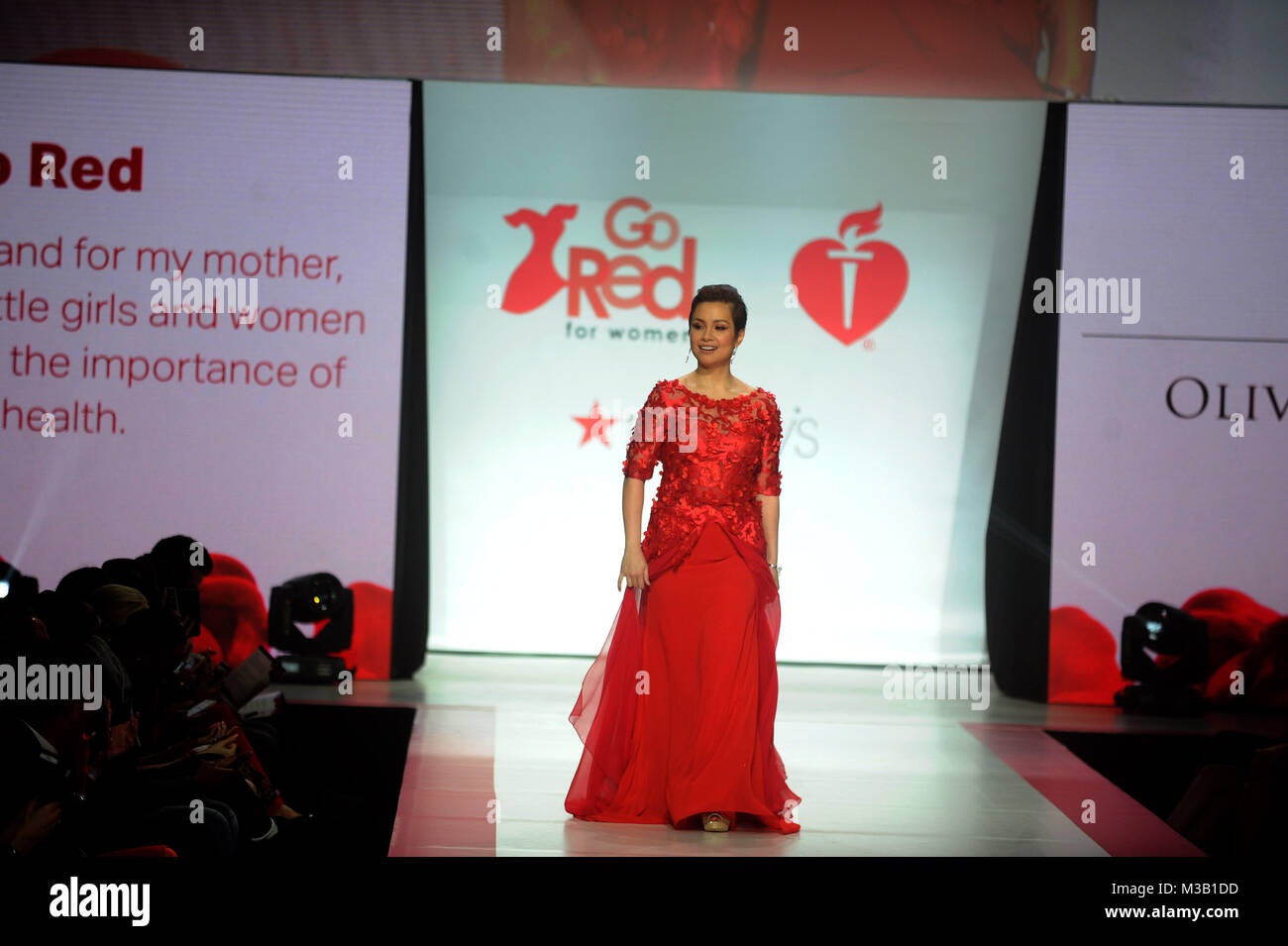 NEW YORK, NY - 08 février : Les promenades la piste pendant l'American Heart Association's Go Red For Women Red Dress collection 2018 présenté par Macy's photo de classe au Hammerstein Ballroom le 8 février 2018 à New York. People : Guest Banque D'Images