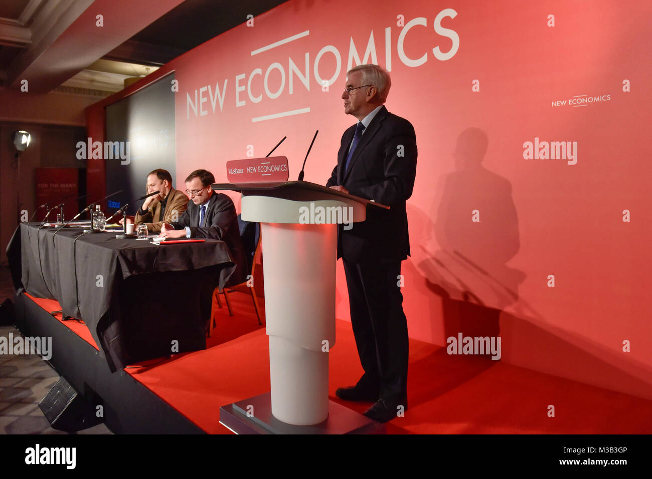 Londres, Royaume-Uni. 10 février 2018. John McDonnell, Shadow Chancellor, parle de l'élargissement de l'appropriation démocratique et public dans l'économie suite à l'effondrement de Carillion lors d'une conférence du parti travailliste au Grand Connaught Rooms de Covent Garden. Crédit : Stephen Chung / Alamy Live News Banque D'Images