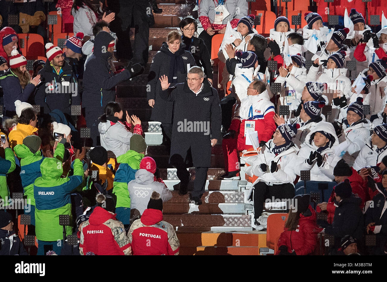 Cio-Praesident Thomas BACH (GER) horizons durch die Reihen der Sportler, winkt, Eroeffnungsfeier, la cérémonie d'ouverture, stade olympique de PyeongChang am 09.02.2018. Olympische Winterspiele 2018, vom 09.02. - 25.02.2018 à PyeongChang/ Suedkorea. Dans le monde d'utilisation | Banque D'Images