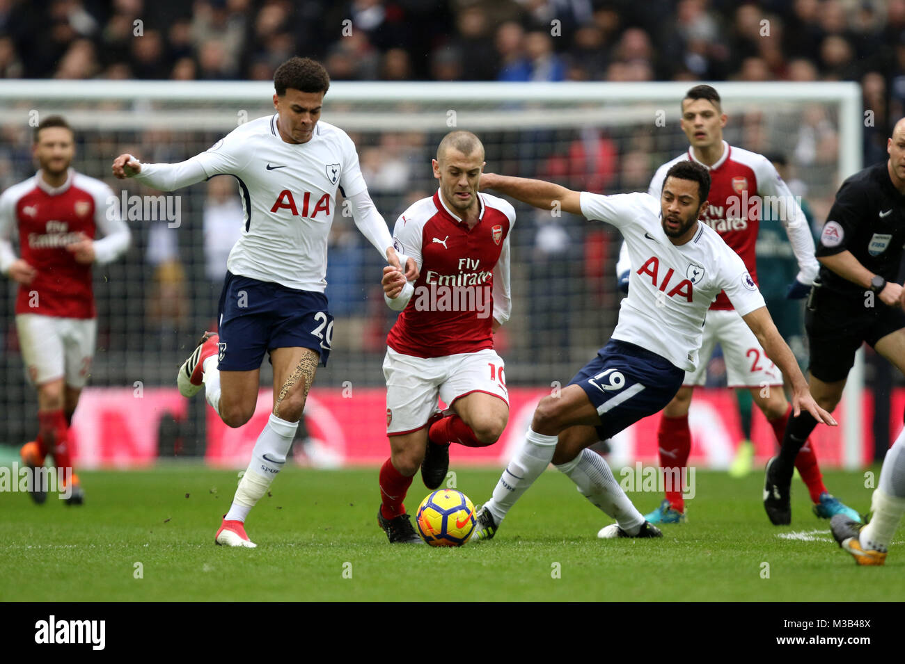 Londres, Royaume-Uni. 10 fév, 2018. Alli Dele (E) Jack Wilshere (A) Moussa Dembele (E) à l'English Premier League football match entre Tottenham Hotspur v Arsenal au stade de Wembley, Londres, le 10 février 2018. **Cette photo est pour un usage éditorial uniquement** Crédit : Paul Marriott/Alamy Live News Crédit : Paul Marriott/Alamy Live News Banque D'Images