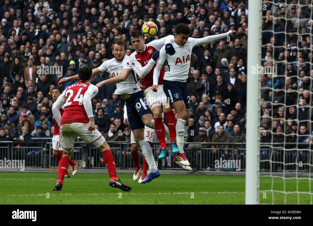 Londres, Royaume-Uni. 10 fév, 2018. Hector Bellerin (A) Harry Kane (E) Granit Xhaka (A) (E) Dele Alli à l'English Premier League football match entre Tottenham Hotspur v Arsenal au stade de Wembley, Londres, le 10 février 2018. **Cette photo est pour un usage éditorial uniquement** Crédit : Paul Marriott/Alamy Live News Banque D'Images