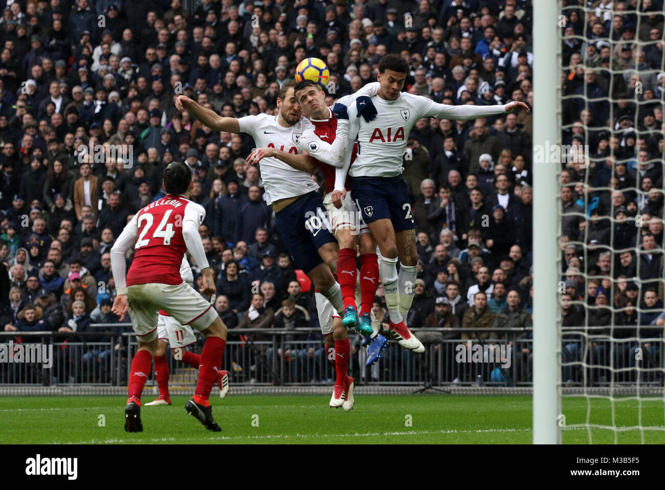 Londres, Royaume-Uni. 10 fév, 2018. Hector Bellerin (A) Harry Kane (E) Granit Xhaka (A) (E) Dele Alli à l'English Premier League football match entre Tottenham Hotspur v Arsenal au stade de Wembley, Londres, le 10 février 2018. **Cette photo est pour un usage éditorial uniquement** Crédit : Paul Marriott/Alamy Live News Banque D'Images