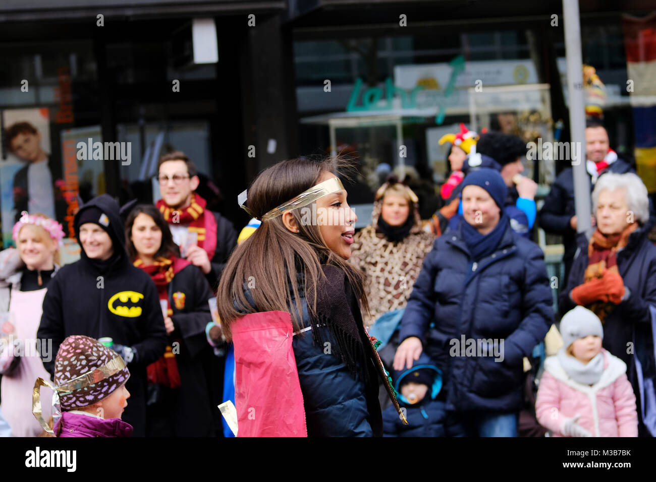 Jugendmaskenzug participants du défilé du carnaval à Mainz, Allemagne, 10 février 2018. Mainz est l'une des deux forteresses de carnaval en Allemagne, près de Cologne. Banque D'Images