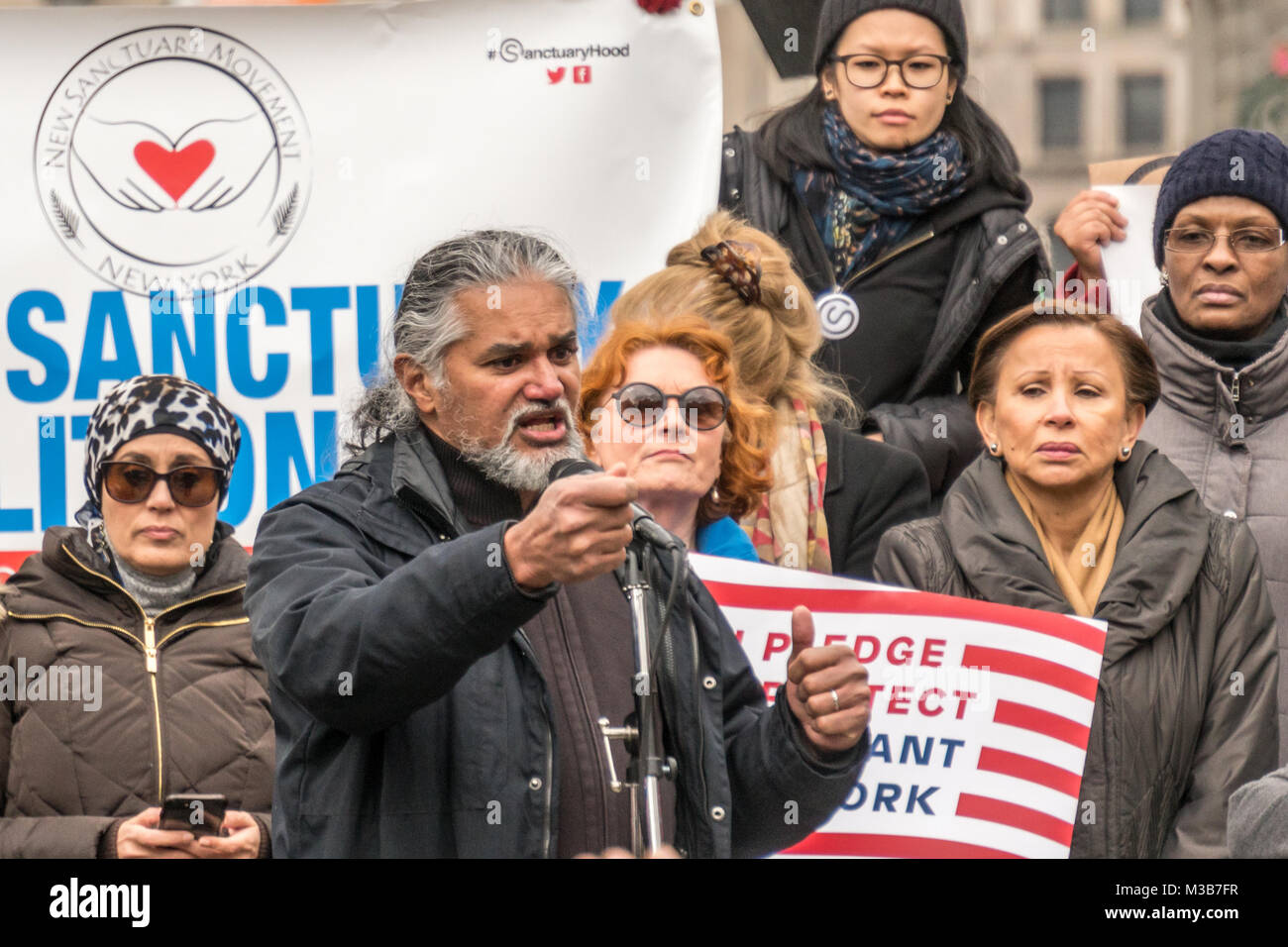 New York, USA, 10 mai 2018. Militant des droits de l'Immigrant Ravi Ragbir traite d'un 'Vous ne pouvez pas expulser un mouvement de protestation" à New York le 10 février. Ragbir s'est vu accorder un sursis temporaire de l'expulsion le jour avant la date prévue pour l'expulsion. Photo par Enrique Shore/Alamy Live News Banque D'Images