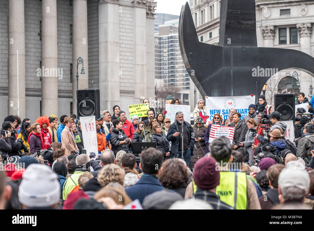 New York, USA, 10 mai 2018. Militant des droits de l'Immigrant Ravi Ragbir traite d'un 'Vous ne pouvez pas expulser un mouvement de protestation" à New York le 10 février. Ragbir s'est vu accorder un sursis temporaire de l'expulsion le jour avant la date prévue pour l'expulsion. Photo par Enrique Shore/Alamy Live News Banque D'Images