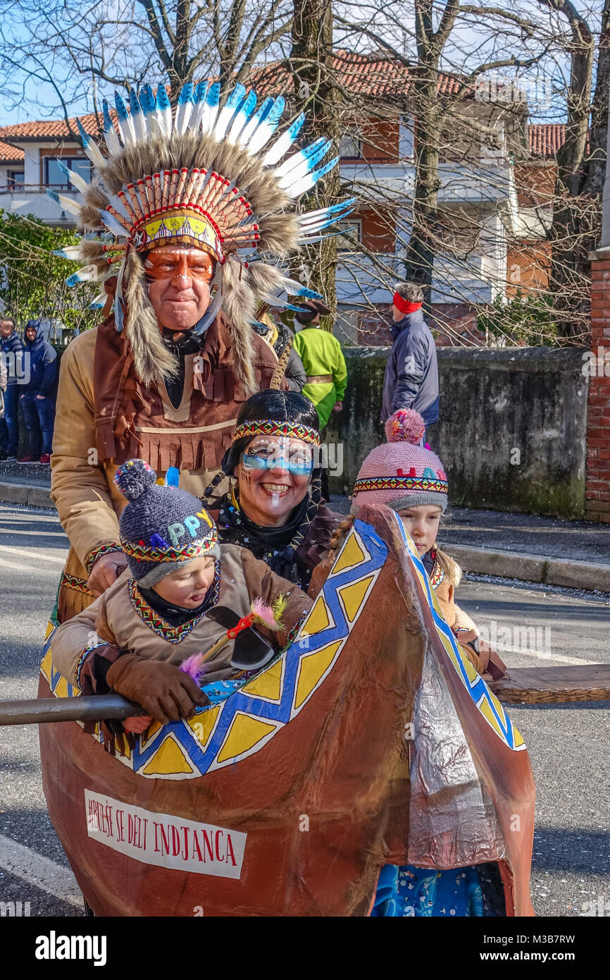 OPICINA, TRIESTE, Italie - février 10, 2018 : les participants non identifiés dans le défilé du carnaval Kraski Pust ou Carnevale Carsico. Le Carnaval Carsico Kraski Edition 51 le 10 février 2018 à Opicina. Ses plus anciens carnival sur le karst. Banque D'Images