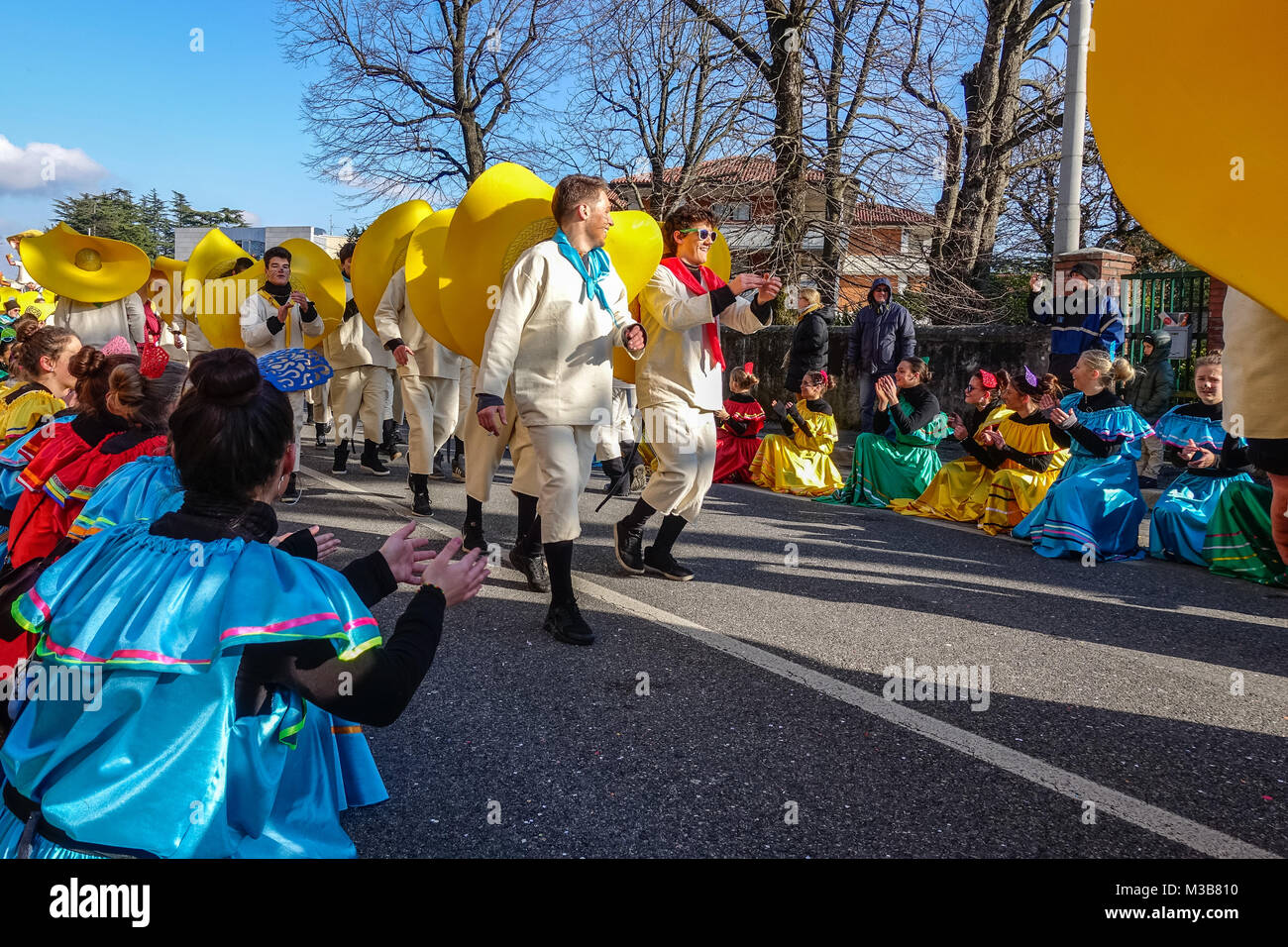 OPICINA, TRIESTE, Italie - février 10, 2018 : les participants non identifiés dans le défilé du carnaval Kraski Pust ou Carnevale Carsico. Le Carnaval Carsico Kraski Edition 51 le 10 février 2018 à Opicina. Ses plus anciens carnival sur le karst. Banque D'Images