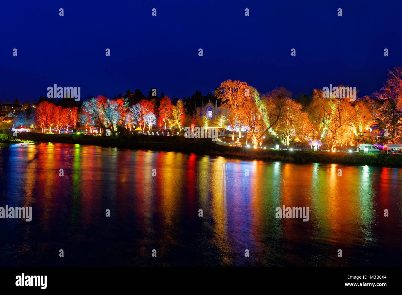 Les couleurs spectaculaires de Perth's Riverside Nuits lumière reflétée dans la rivière Tay 10 février 2018. Le 10 février 2018 le Nouvel An chinois est célébré par un défilé de John's de l'autre côté de la rue à la rivière Tay. Credit : STOCK NMP/Alamy Live News Banque D'Images