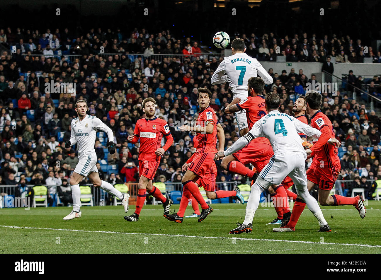 Cristiano Ronaldo (Real Madrid) se bat pour l'en-tête avec la Liga match entre le Real Madrid vs Real Sociedad au Santiago Bernabeu à Madrid, Espagne, le 10 février 2018. Más Información Gtres Crédit : Comuniación sur ligne, S.L./Alamy Live News Banque D'Images