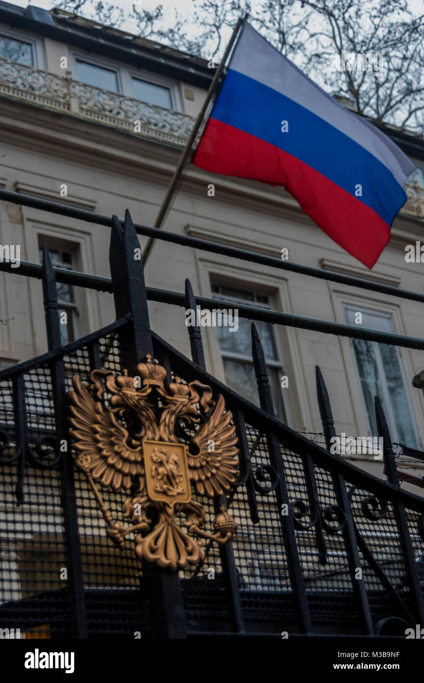 Février 10, 2018 - Londres, Royaume-Uni. 10 février 2018. Le drapeau russe fliesw au-dessus de l'aigle sur les portes de l'ambassade de Russie comme les manifestants de l'autre côté de la route La Russie accuse de crimes de guerre en Syrie et leur dire de quitter le pays. La manifestation organisée par la Syrie a Campagne de solidarité après certains des plus grands massacres depuis l'attaque chimique en avril dernier, tuer des femmes et des enfants à Idlib où il y a eu poursuite largement rapporté aux attaques chimiques et les bombardements ciblés sur les hôpitaux et les équipes médicales. L'augmentation récente des attaques suit la destruction en vol d'un jet russe sur Idlib par Banque D'Images