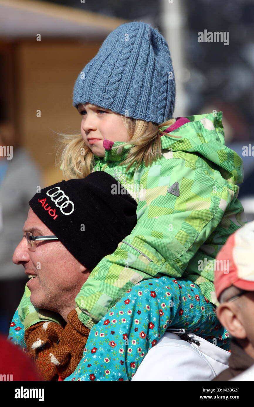 Auf Papas Schultern es lässt sich gemütlich Fußball gucken beim FIS Weltcup - Qualifikation Skispringen Banque D'Images
