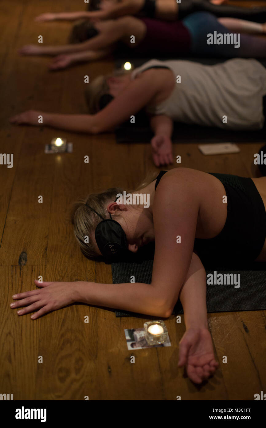 Les yeux bandés de yoga, Londres, Angleterre, Royaume-Uni Banque D'Images