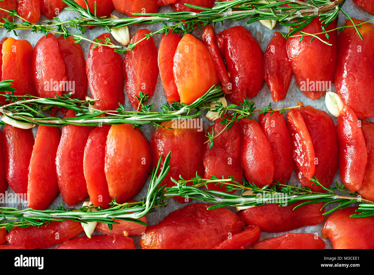 Tomates séchées au soleil ou arrachées au romarin, thym et ail Banque D'Images