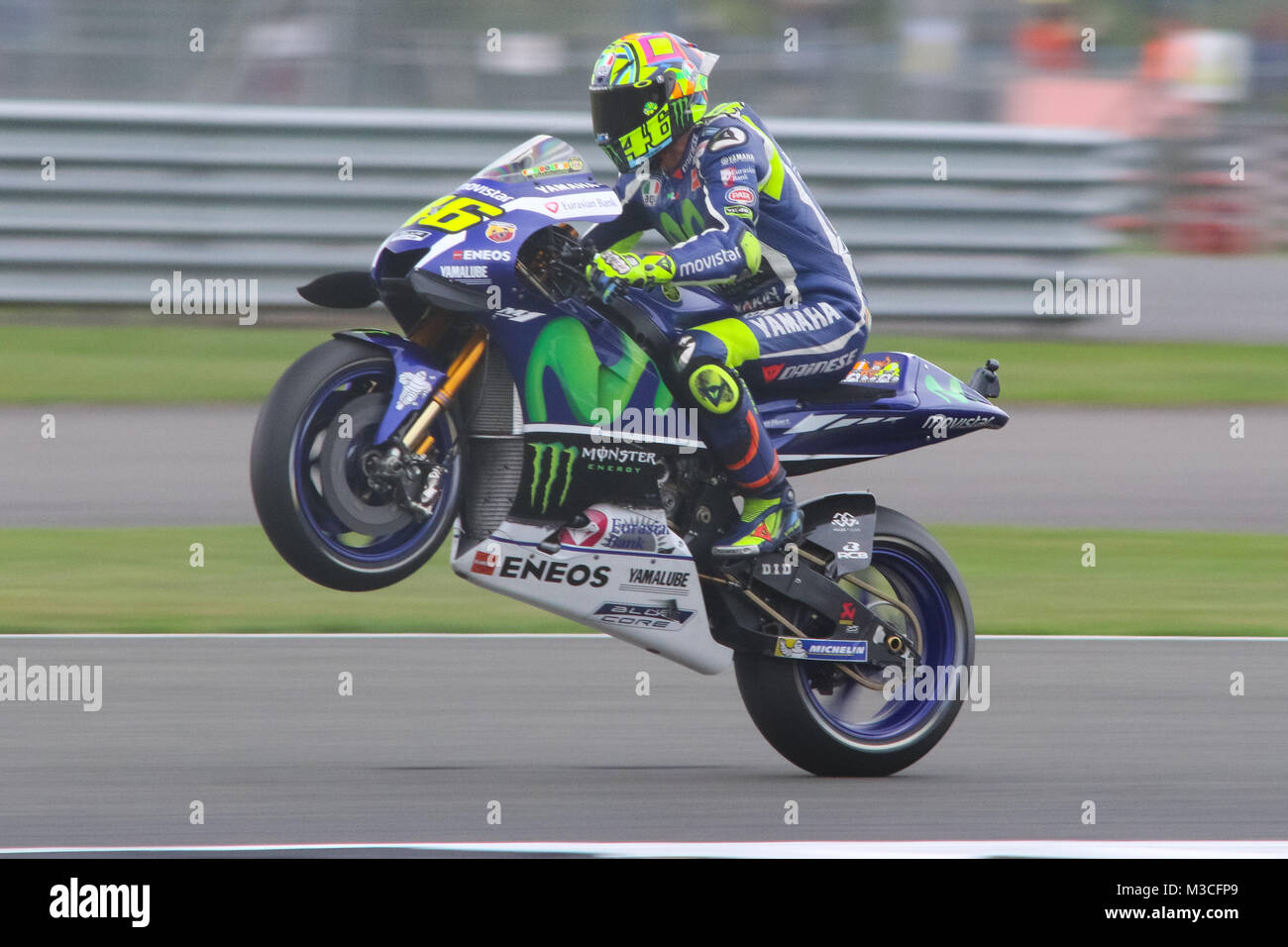 Valentino Rossi tire un wheelie à divertir la foule après s'être qualifié 2e sur la grille pour l'Octo Grand Prix de Grande-Bretagne Banque D'Images