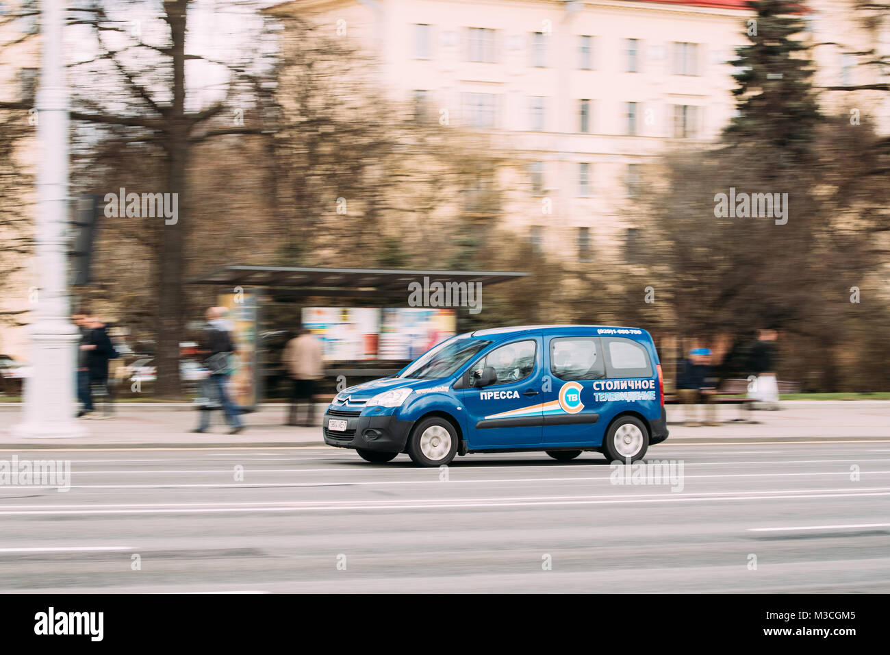 Minsk, Belarus - 7 Avril, 2017 : voiture Citroen couleur bleu de la chaîne de télévision CTV en biélorusse d'accéléré sur rue. Banque D'Images