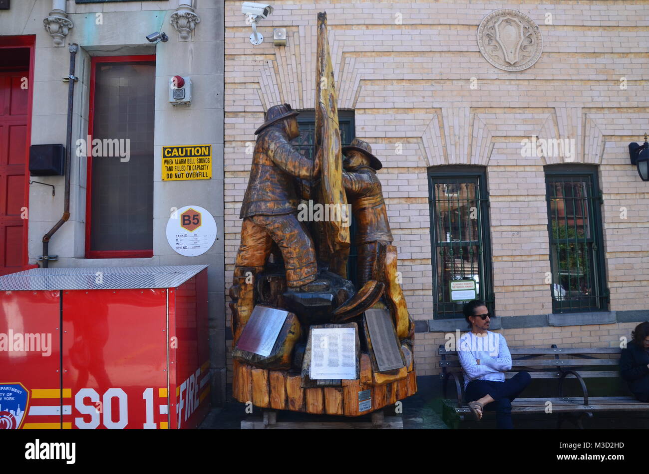 Une statue commémorant les pompiers en bois sculpté forme brooklyn squad 1 tués le 11 sept. Banque D'Images