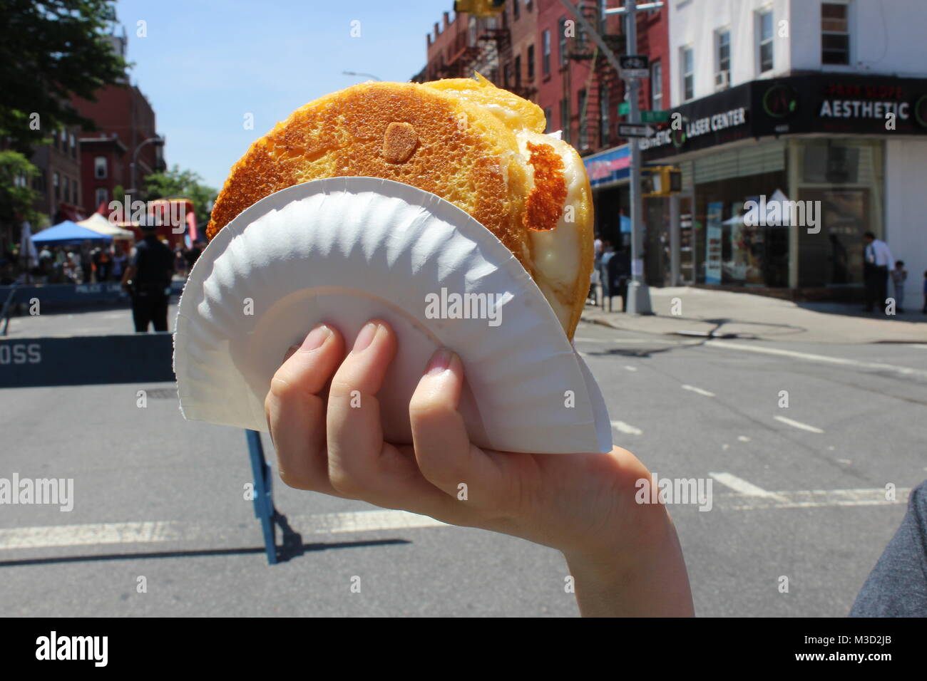 Sandwich au fromage taco dans un wrapper plaque carte park slope brooklyn new york Banque D'Images