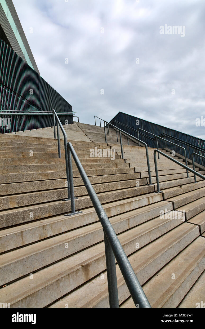 Escalier moderne à un bâtiment public à Aarhus, Danemark Banque D'Images