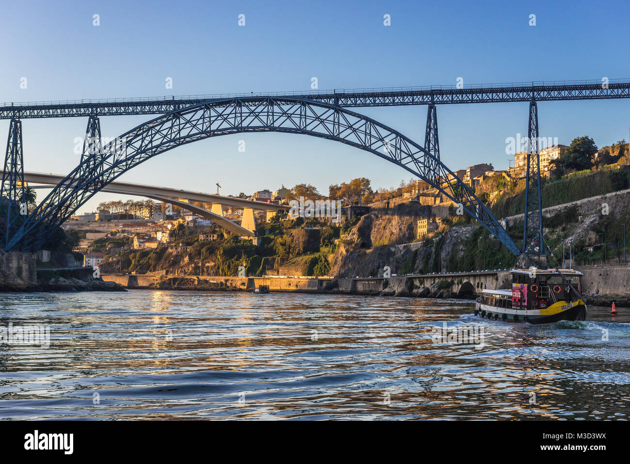 Maria Pia vieux pont sur la rivière Douro entre Porto et Vila Nova de Gaia ville du Portugal. nfante Henrique Pont sur l'arrière-plan Banque D'Images