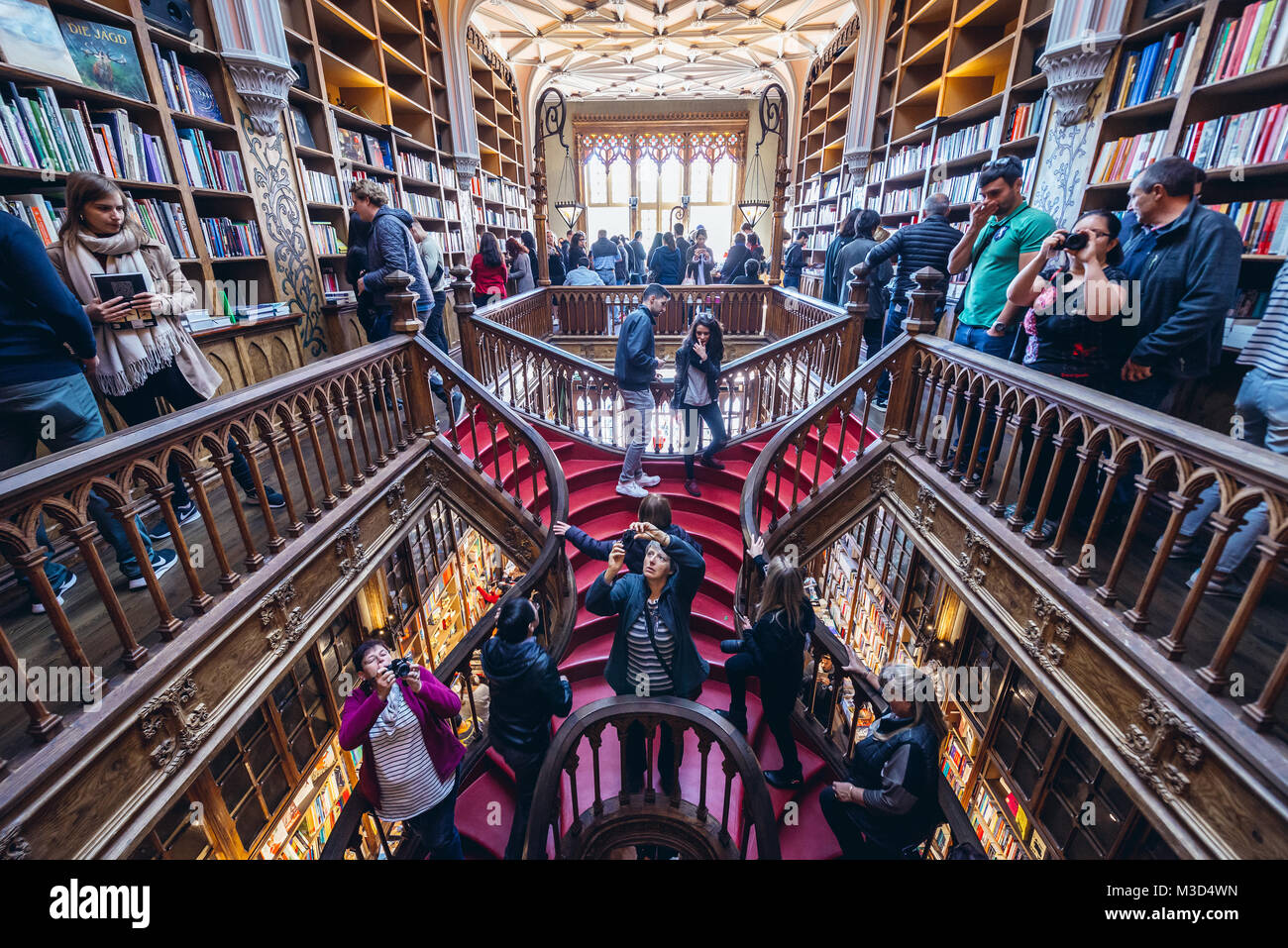 Intérieur de l'une des plus célèbres librairies dans le monde entier, la Livraria Lello dans la ville de Porto au Portugal Banque D'Images