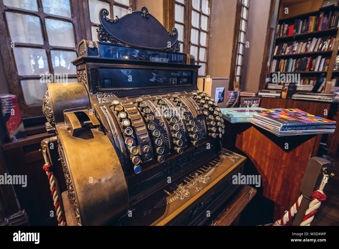 Ancienne cashobox dans l'une des plus célèbres librairies dans le monde entier, la Livraria Lello dans la ville de Porto au Portugal Banque D'Images