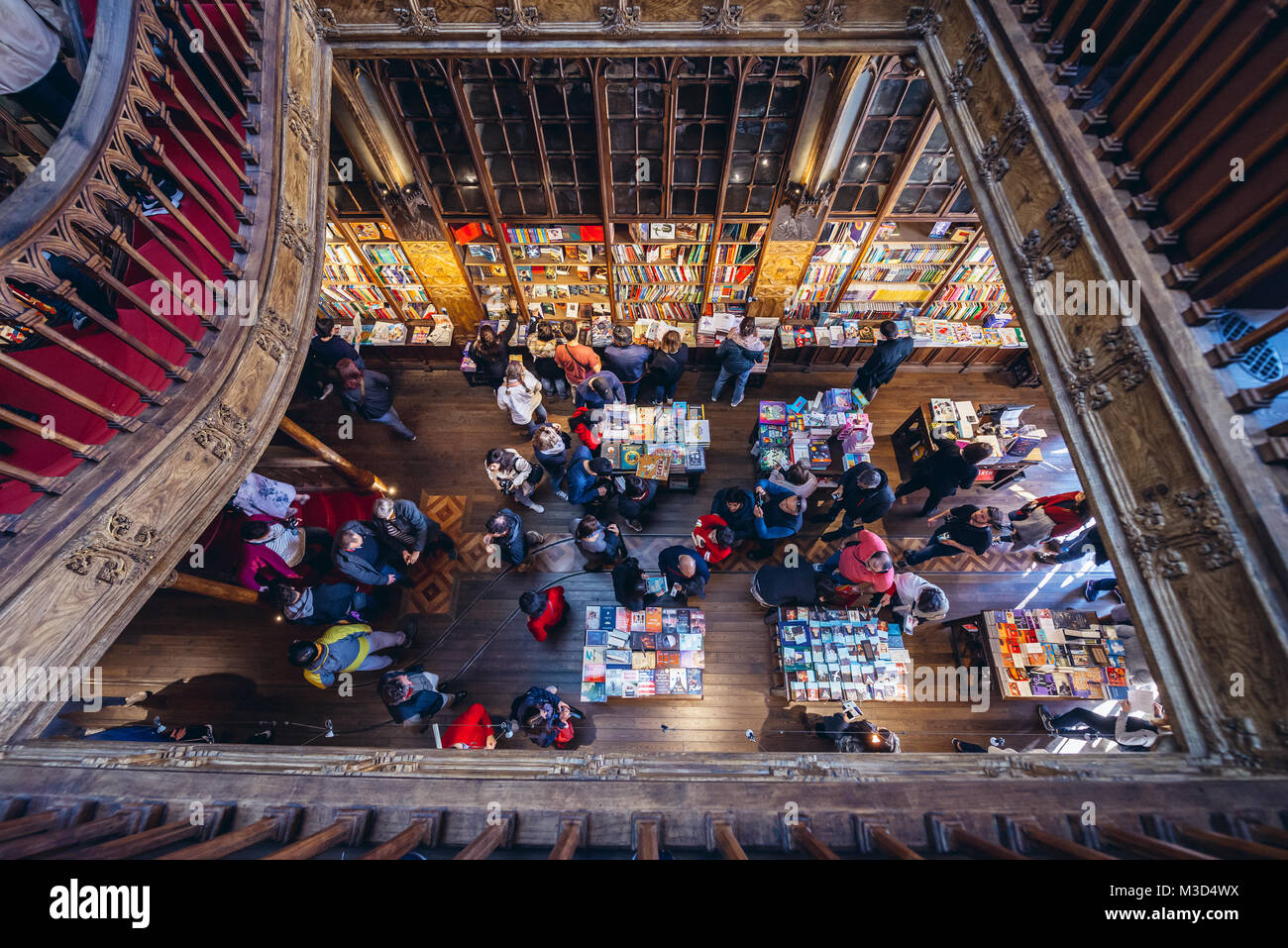 Les visiteurs dans l'une des plus célèbres librairies dans le monde entier, la Livraria Lello dans la ville de Porto au Portugal Banque D'Images